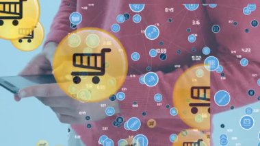 İkonların ve çift ırklı iş adamlarının akıllı telefon kullanarak iletişim ağının animasyonu. Küresel iş ve dijital arayüz kavramı dijital olarak oluşturulmuş video.