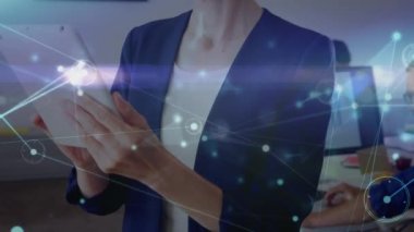 Ofisteki çeşitli iş adamlarıyla olan bağlantıların animasyonu. küresel iş, bağlantılar ve dijital arayüz konsepti dijital olarak oluşturulmuş video.