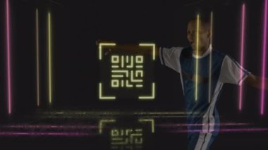 Çift ırklı erkek futbolcunun topa vurması üzerine qr kodu ve neon çizgilerinin animasyonu. Spor, eğitim ve teknoloji konsepti dijital olarak oluşturulmuş video.