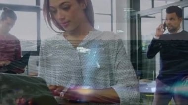 Laptop ve tablet kullanan çeşitli iş adamlarının veri işleme animasyonları. Küresel iş ve dijital arayüz kavramı dijital olarak oluşturulmuş video.
