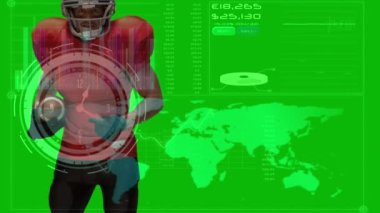 Değişik Amerikan futbolcuları üzerinde saati olan yeşil dijital ekranın animasyonu. Spor, rekabet, veri işleme ve teknoloji konsepti dijital olarak oluşturulmuş video.
