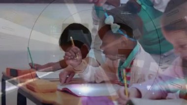 Veri işleme animasyonu ve okulda öğrenen çeşitli öğrencilerin 5G 'si. Okul, eğitim ve öğrenim konsepti dijital olarak oluşturulmuş video.