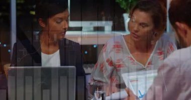 Ofisteki çeşitli iş adamları üzerinde finansal veri işleme animasyonu. küresel iş, veri işleme ve dijital arayüz kavramı dijital olarak oluşturulmuş video.