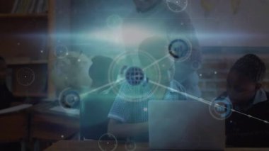 Çeşitli okul çocukları ve öğretmenler arasında bağlantı ve ışık yollarının animasyonu. Dijital olarak oluşturulan küresel bağlantılar ve eğitim konsepti.