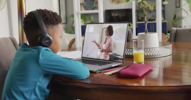 Kulaklıklı Afro Amerikan Çocuğun Evde Dizüstü Bilgisayar Dersi Aldığı Animasyon — Stok video