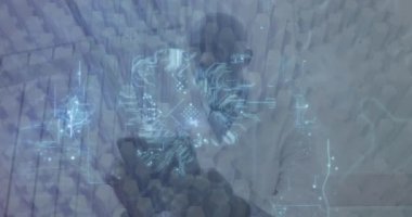 Afrika kökenli Amerikalı erkek doktor üzerinde entegre devreden yapılmış beyin animasyonu. Sağlık, tıp ve teknoloji konsepti dijital olarak üretilen video.