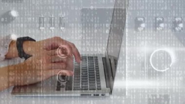 Ellerin üzerinde dizüstü bilgisayarla veri işleme animasyonu. Küresel iş ve dijital arayüz kavramı dijital olarak oluşturulmuş video.