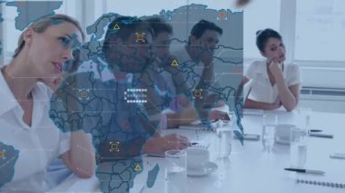 Yeryüzünün animasyonu, dünya haritası ve çeşitli iş adamları üzerindeki ikonlar. İş dünyası, küresel ağ, bağlantılar ve dijital olarak oluşturulmuş video konsepti.