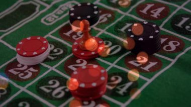 Kumarhanedeki çiplerin üzerindeki noktaların animasyonu. Küresel kumar ve dijital arayüz konsepti dijital olarak oluşturulmuş video.