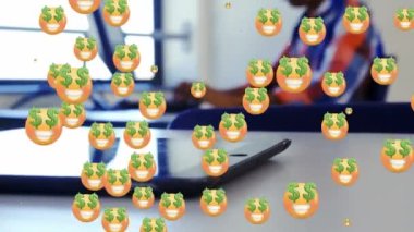 Çok paralı gözler okulda bilgisayar kullanarak Hintli çocuğun üzerinde süzülen emojilerle karşı karşıya. Okul ve eğitim kavramı