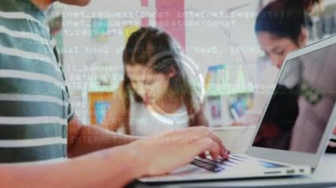 Okulda dizüstü bilgisayar kullanan beyaz bir çocuğun ellerinde veri işleme animasyonu. Okul, eğitim ve teknoloji konseptiyle dijital olarak üretilen video.