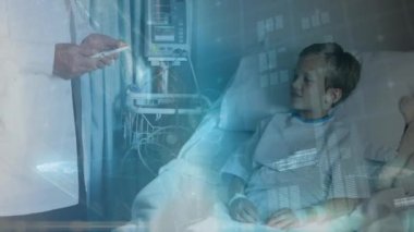 Kafkas erkek doktor ve hasta üzerinde veri işleme animasyonu. Küresel tıp ve sağlık ve dijital arayüz kavramı dijital olarak üretilen video.