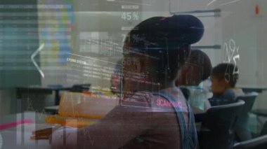 Sınıftaki çeşitli öğrenci ve öğretmenler üzerinde veri işleme animasyonu. Küresel eğitim ve dijital arayüz kavramı dijital olarak oluşturulmuş video.