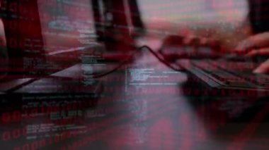 Beyaz bir kadının klavyeye yazı yazması üzerine ikili kod ve veri işleme animasyonu. Okul, eğitim, teknoloji konseptiyle öğrenme dijital olarak üretilen video.