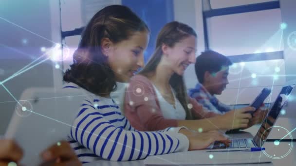 Світлова Мережа Язків Між Двома Різноманітними Дівчатами Використовують Електронні Пристрої — стокове відео