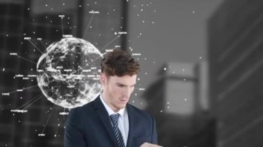 Kafkas iş adamının dünya ve çeşitli veriler üzerindeki animasyonu. küresel iş, bağlantılar, teknoloji ve veri işleme kavramı dijital olarak oluşturulmuş video.