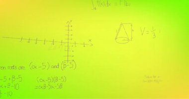 Sarı arkaplan üzerinde elle yazılmış matematiksel formüllerin animasyonu. Bilim, matematik ve öğrenme konsepti dijital olarak oluşturulmuş video.