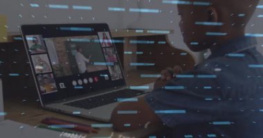 Afro-Amerikan çocuğun bilgisayarında online ders alması üzerine grafik ve veri işleme animasyonu. Evde eğitim, çevrimiçi eğitim ve teknoloji konsepti dijital olarak oluşturuldu.