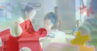 Çeşitli öğretmen ve öğrencilerin bulmaca parçalarının animasyonu. Küresel eğitim ve öğrenme kavramı dijital olarak oluşturulmuş video.