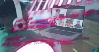 İnternetteki okul dersinde dizüstü bilgisayarı olan Afrikalı Amerikalı bir çocuğun grafik ve işlem verilerinin animasyonu. Küresel iletişim, eğitim ve dijital arayüz kavramı dijital olarak oluşturulmuş video.