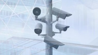 Akıllı telefon kullanan yaşlı beyaz adamın sosyal medya tepkilerinin animasyonu. İş seyahati ve teknoloji kavramı.