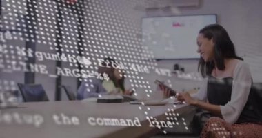 Akıllı telefon ofisini kullanan mutlu çift ırklı iş kadınının dünya haritası ve veri işleme animasyonu. Küresel iletişim ve iş ağı kavramı dijital olarak oluşturulmuş video.