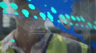 Finansal grafiklerin, verilerin, beyaz kadın mühendis üzerindeki dünyanın animasyonu. Küresel finans, ekonomi ve iş konsepti dijital olarak oluşturulmuş video.