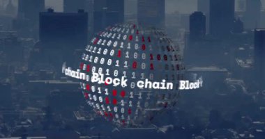 Şehir manzarası üzerinde metinler ve veri işleme ile dünyanın animasyonu. Küresel iş, bilgisayar ve dijital arayüz kavramı dijital olarak oluşturulmuş video.