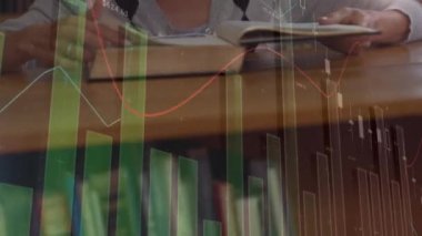 Dambıllarla egzersiz yapan güçlü bir adamın üzerinde veri işleme animasyonu. Küresel gönderim ve bağlantılar konsepti dijital olarak oluşturulmuş video.