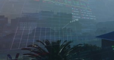 Şehir manzarası üzerinde finansal veri işleme animasyonu. Küresel iş, finans, veri işleme ve dijital arayüz kavramı dijital olarak oluşturulmuş video.