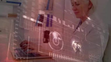 Bilgisayar kullanan beyaz kadın doktor üzerinde dijital ekranda veri işleme animasyonu. Sağlık, tıp ve teknoloji konsepti dijital olarak üretilen video.