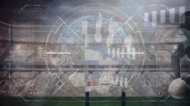 Amerikan futbolcusu üzerinde dijital arayüz animasyonu. Küresel spor, dijital arayüz ve veri işleme kavramı dijital olarak oluşturulmuş video.