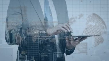 Tablet kullanan Kafkas işadamının üzerinde veri işleme ve şehir manzarası olan dünyanın animasyonu. Küresel iş, bilgisayar ve dijital arayüz kavramı dijital olarak oluşturulmuş video.