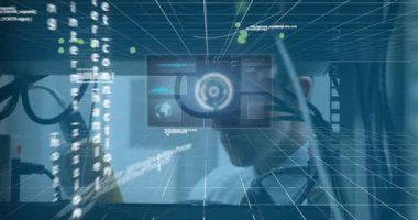 Dijital asma kilidin mavi arka plandaki teknoloji simgeleri ve veri işleme üzerine animasyonu. Küresel teknoloji ve dijital arayüz konsepti dijital olarak oluşturulmuş video.