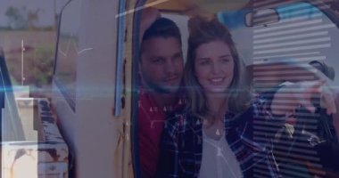 İki beyaz insanın arabasında dijital veri işleme animasyonu. Dijital olarak oluşturulmuş küresel bağlantılar, veri işleme ve dijital arayüz kavramı.