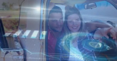 İki beyaz insanın arabasında dijital veri işleme animasyonu. Dijital olarak oluşturulmuş küresel bağlantılar, veri işleme ve dijital arayüz kavramı.