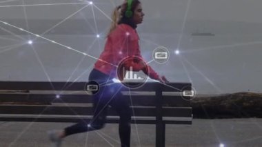 Çift ırklı kadınların egzersiz yapması üzerine ikonlarla olan bağlantıların animasyonu. Dijital olarak oluşturulmuş küresel bağlantılar, veri işleme ve dijital arayüz kavramı.
