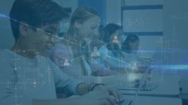 Dizüstü bilgisayar kullanarak çeşitli okul çocukları üzerinde veri işleme animasyonu. Küresel eğitim ve dijital arayüz kavramı dijital olarak oluşturulmuş video.