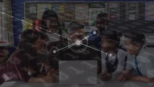 Анимация Обработки Данных Над Учителем Мужчиной Разными Школьниками Помощью Ноутбука — стоковое видео