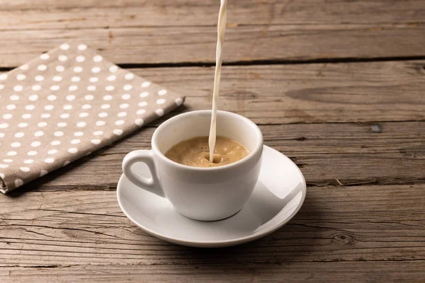 Tahta Zemin Üzerinde Süt Çay Havlusu Olan Beyaz Bir Fincan — Stok fotoğraf