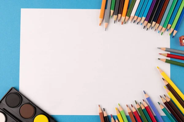 Imagem Lápis Cor Tintas Folha Branca Sobre Fundo Azul Educação — Fotografia de Stock