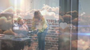 İki farklı iş adamından oluşan bir ağ animasyonu. Küresel iş, finans, veri işleme ve dijital arayüz kavramı dijital olarak oluşturulmuş video.