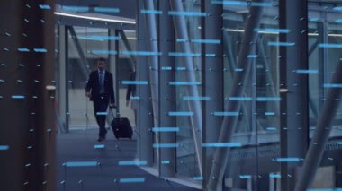 Ofisteki çeşitli iş adamlarının veri işleme ve grafiklerinin animasyonu. Küresel iş, bilgisayar ve dijital arayüz kavramı dijital olarak oluşturulmuş video.