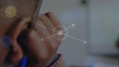 Çeşitli öğrenciler üzerindeki bağlantı ve ışık noktalarının animasyonu. Küresel eğitim, bağlantılar ve dijital arayüz kavramı dijital olarak oluşturulmuş video.