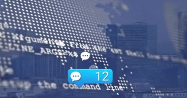 Şehir manzarası üzerinde veri işleme ve sosyal medya simgelerinin animasyonu. Küresel bilim, bağlantılar, veri işleme ve dijital arayüz kavramı dijital olarak oluşturulmuş video.