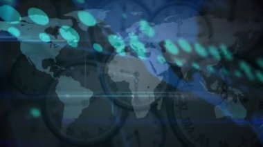 Dünya haritasının animasyonu ve hareket eden saatlerin veri işlemesi. Küresel iş, bilgisayar ve dijital arayüz kavramı dijital olarak oluşturulmuş video.