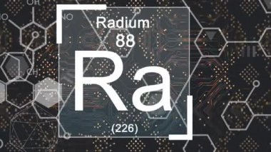 Siyah arka plandaki bilgisayar devre kartının üzerinde elementlerin ve kimyasal formüllerin animasyonu. Küresel iş, bilgisayar ve dijital arayüz kavramı dijital olarak oluşturulmuş video.