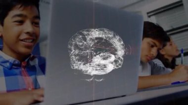 Sınıftaki çeşitli öğrenciler üzerinde dijital beyin ve matematiksel denklemlerin animasyonu. Küresel eğitim, bilgisayar ve dijital arayüz kavramı dijital olarak oluşturulmuş video.