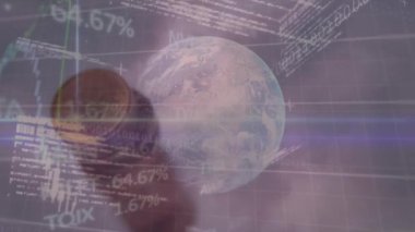 Dünya çapında finansal veri işleme animasyonu. küresel iş, finans, veri işleme ve dijital arayüz kavramı dijital olarak oluşturulmuş video.