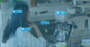 Sosyal medyanın, çift ırklı bir kadının dizüstü bilgisayarda görüntülü konuşma yapması üzerine verdiği tepkilerin animasyonu. İş, iletişim, sosyal medya ve teknoloji konsepti dijital olarak oluşturulmuş video.